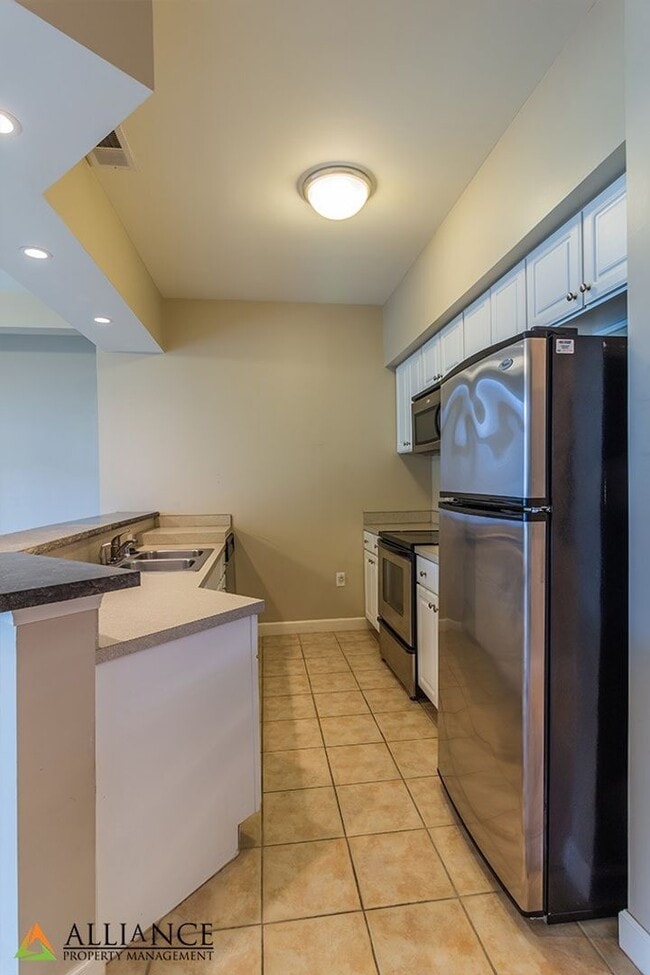 Building Photo - Great Location!