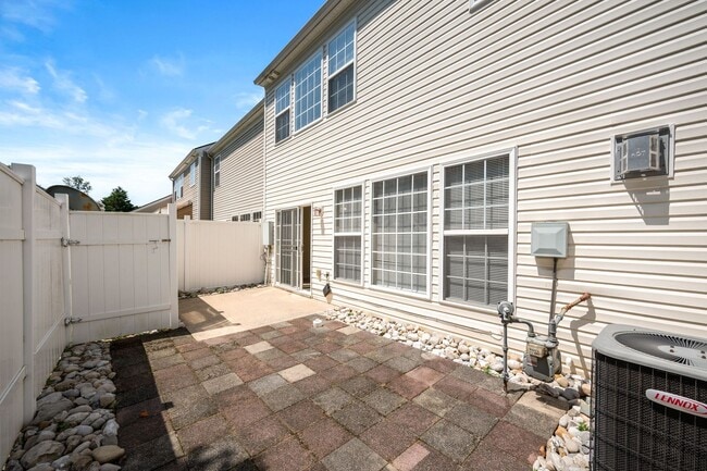 Building Photo - Creekside at Brentwood!