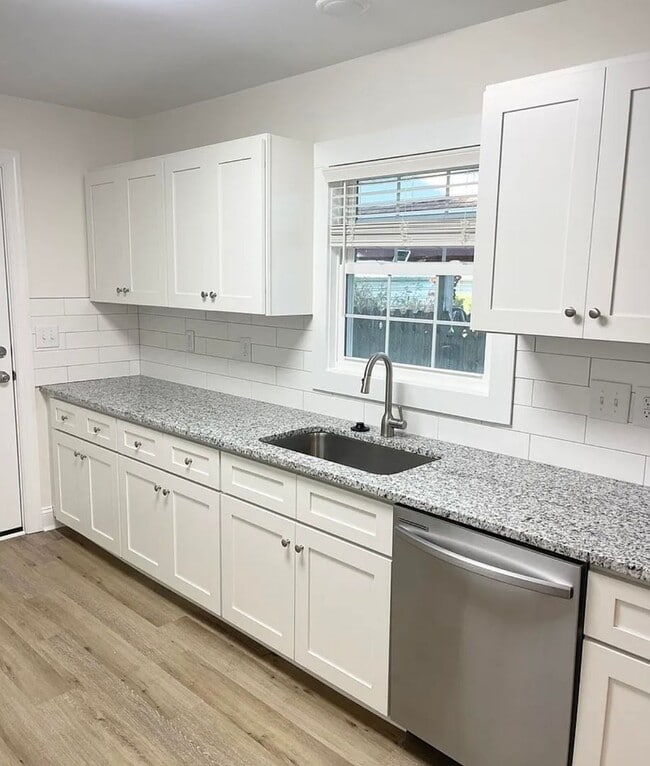 Building Photo - ***SPECIAL OFFER*** 3 Bed 1 Bath Single Family Brick Home