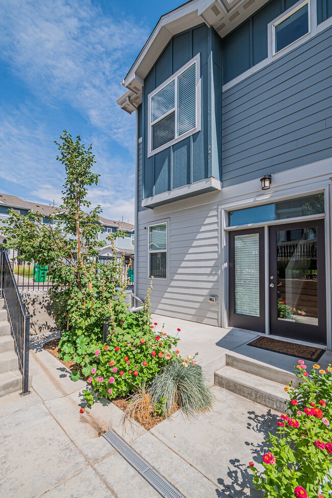 Building Photo - 1047 Oak Cir