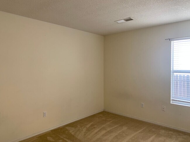 Building Photo - Charming 3 bdrm, 2 bath home