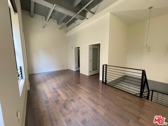 Building Photo - 727 W 7th St