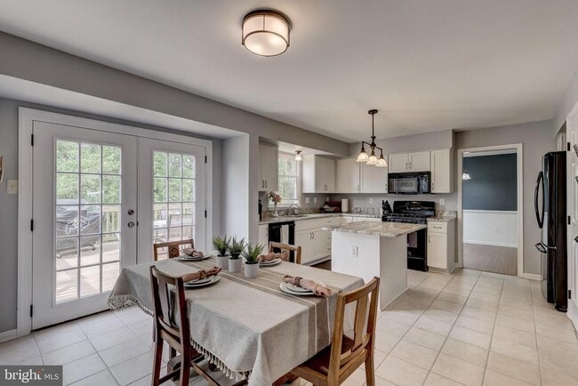 Building Photo - 583 Henderson Rd