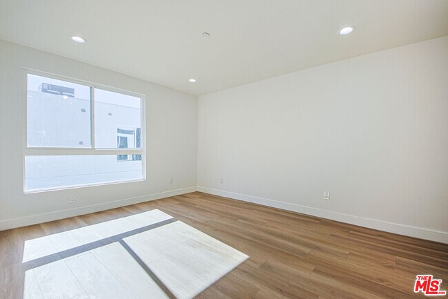 Building Photo - 10803 Kling St