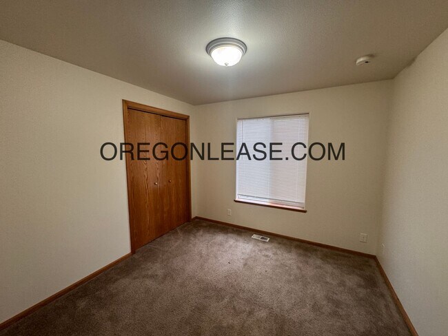 Building Photo - 3 bed 2 bath West Eugene Home