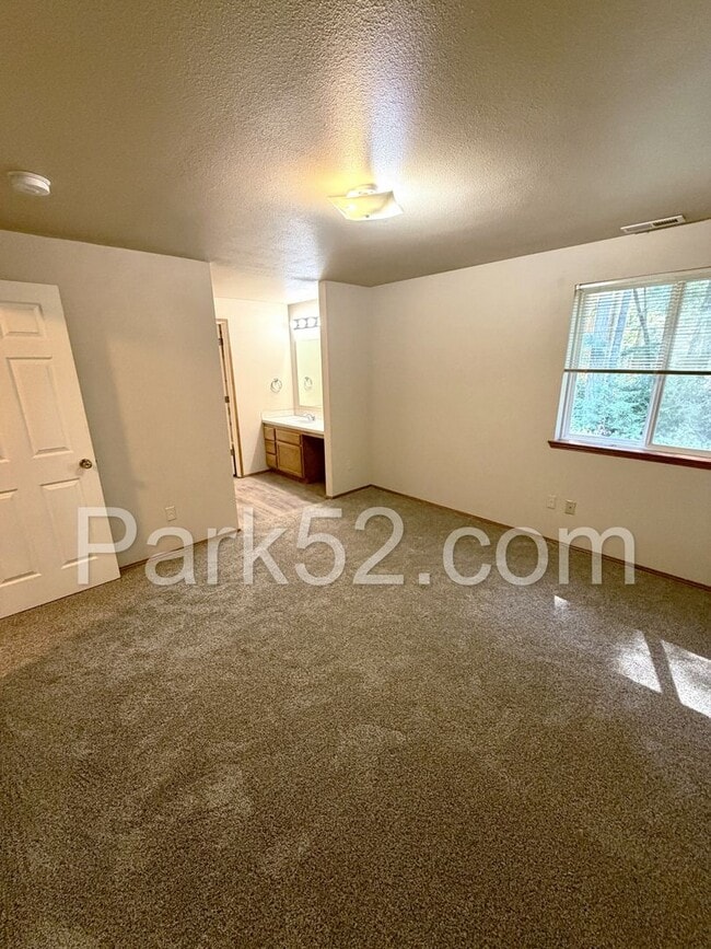 Building Photo - 2 Bedroom Townhome in Gig Harbor - New Flooring!