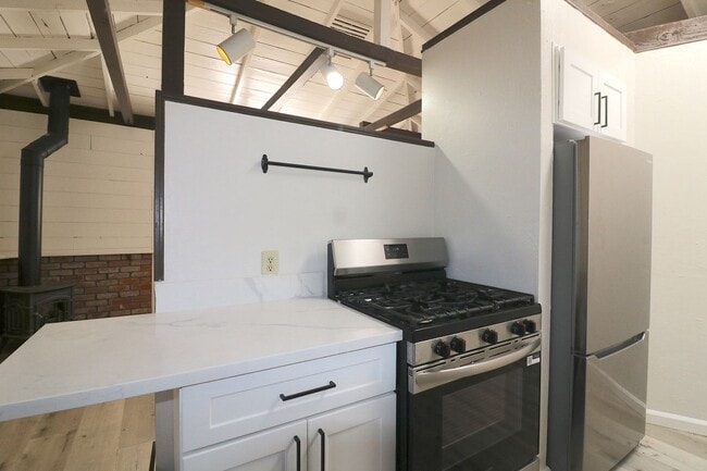 Building Photo - Lincoln Avenue