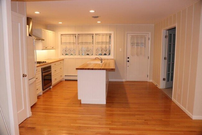 Building Photo - 300 Caroline St