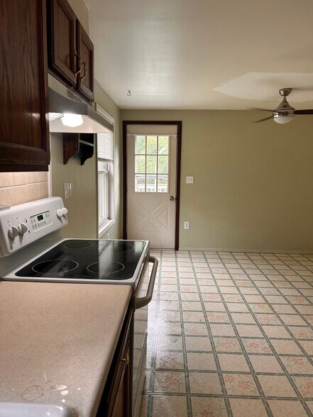 Building Photo - 47 Lakeland Dr