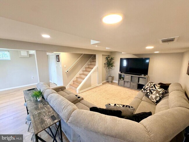 Building Photo - 2916 Meadow Ln