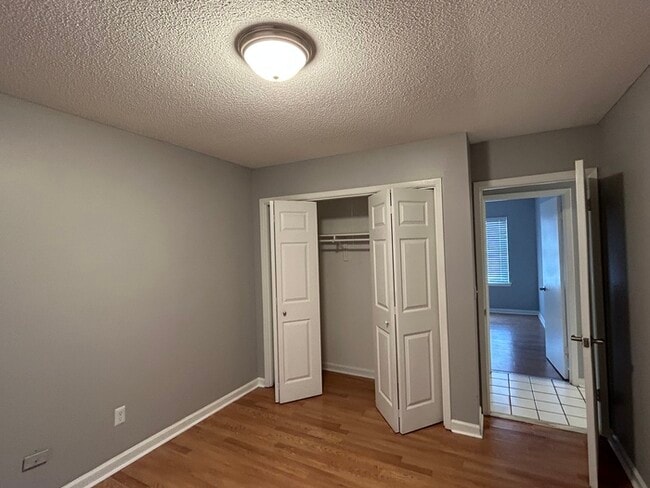 Building Photo - 4 bedroom duplex-East Ridge