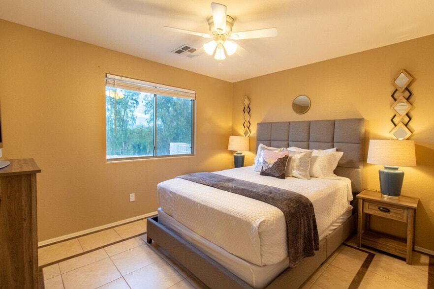 Building Photo - 1994 E Racine Dr