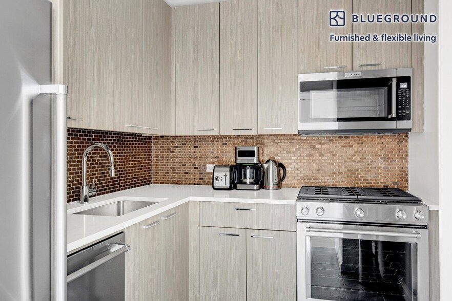 Building Photo - 105 Duane St