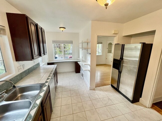Building Photo - Upgraded 3bd/2bath Laurelhurst Home w/ Pri...