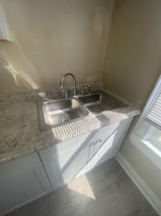 Building Photo - Newly updated 1 bedroom + office