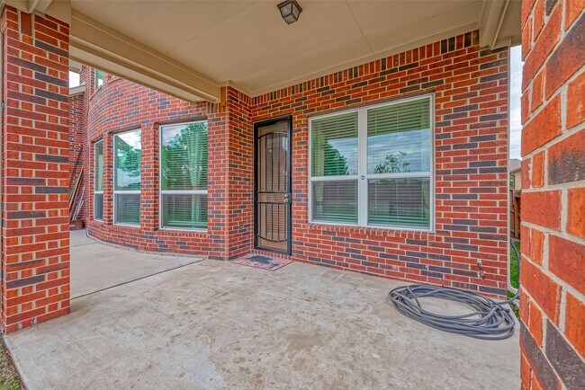 Building Photo - 25719 Oakwood Knoll Dr