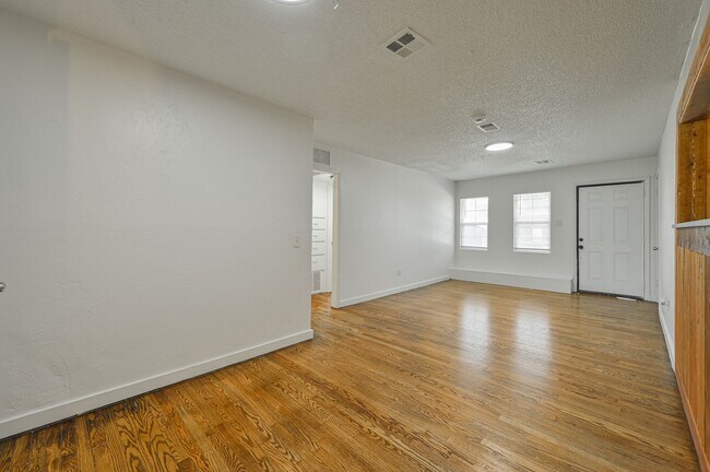 Building Photo - 713 NE 34th Terrace