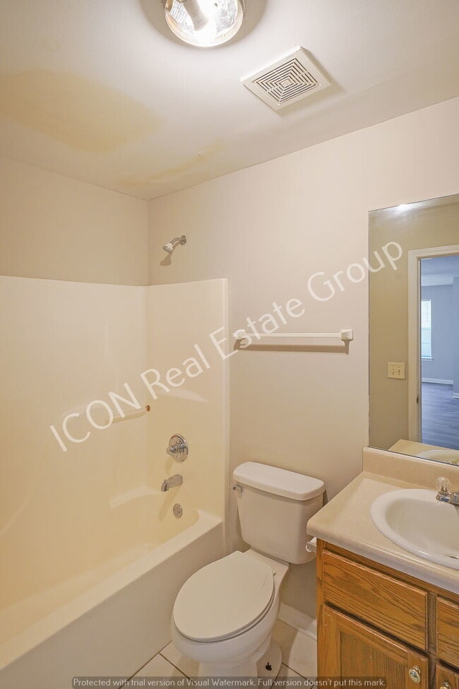 Building Photo - 3/2 Ground Floor apartment with new floori...