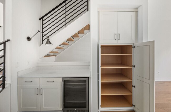 Building Photo - Stunning 3BE/3.5BA brownstone in the heart of historic Germantown!