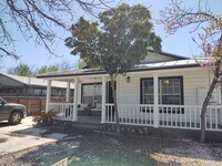 Building Photo - 2 bedroom 1 bath house