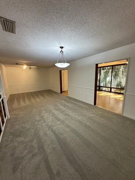 Building Photo - 2816 SW 14th Dr