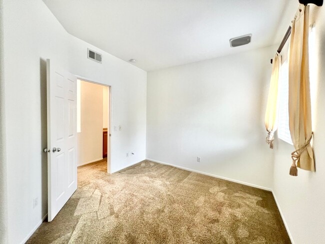 Building Photo - Beautiful 2Bd/2.5Ba with office located in...
