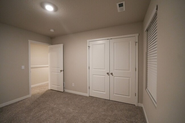 Building Photo - Available April 1st!! Townhome!! Near to I...