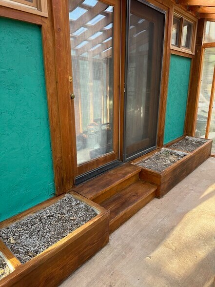 Entryway to West unit thru Greenhouse - 7652 Gartner Rd
