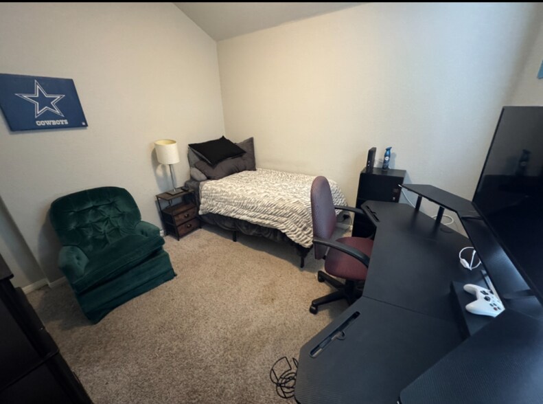 Building Photo - 15120 Plowshare Dr