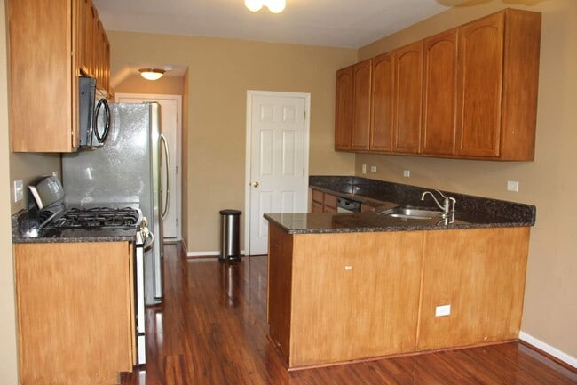 Building Photo - Beautiful 3 Bed/2.5 Bath Townhome Located in Carpentersville!