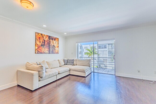 Building Photo - 3000 Sunrise Lakes Dr W
