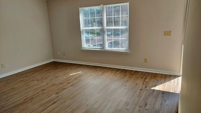 Building Photo - King George 3 Bedroom Townhouse