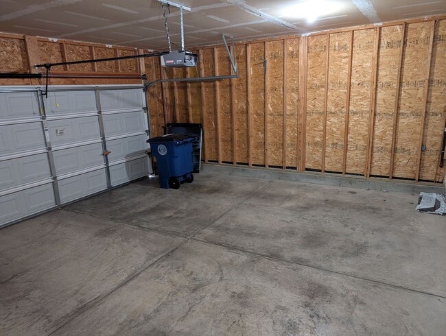 Building Photo - AVAILABLE NOW! 3 Bedroom Ranch with 2 Full...