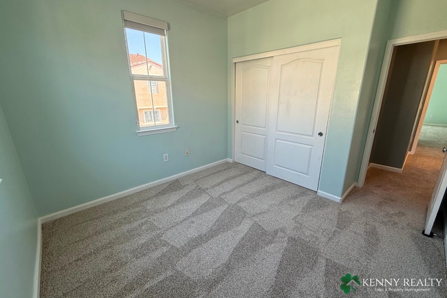 Building Photo - Spacious 3 bedroom, 2.5 Bathroom Condo w/ Bonus Room in South San Francisco