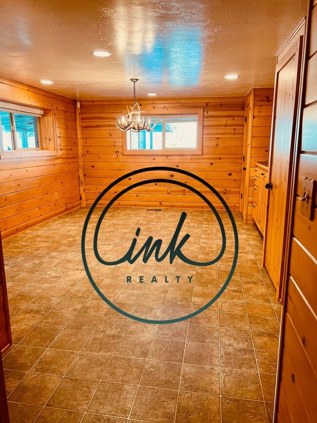 Building Photo - Charming Cabin-Style Home with Stunning To...