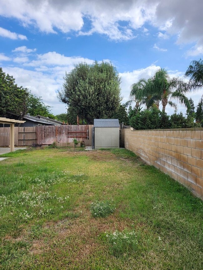 Building Photo - Inviting 3-Bedroom Home