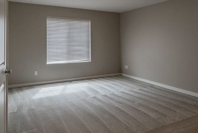 Building Photo - Spacious 1,884 sq ft 3bd 2.5bth home w/ loft & 2 car garage!