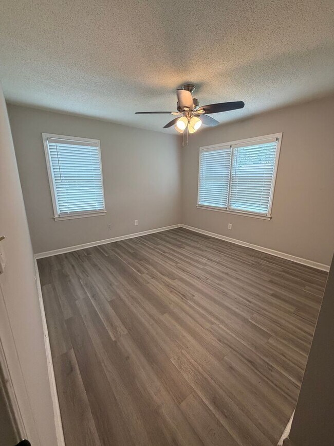 Building Photo - 1100 Chandler Dr