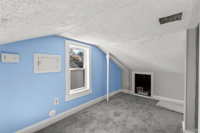 Building Photo - 2215 Rowland Ave