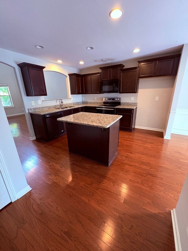 Building Photo - Stunning Stratford Park Townhome