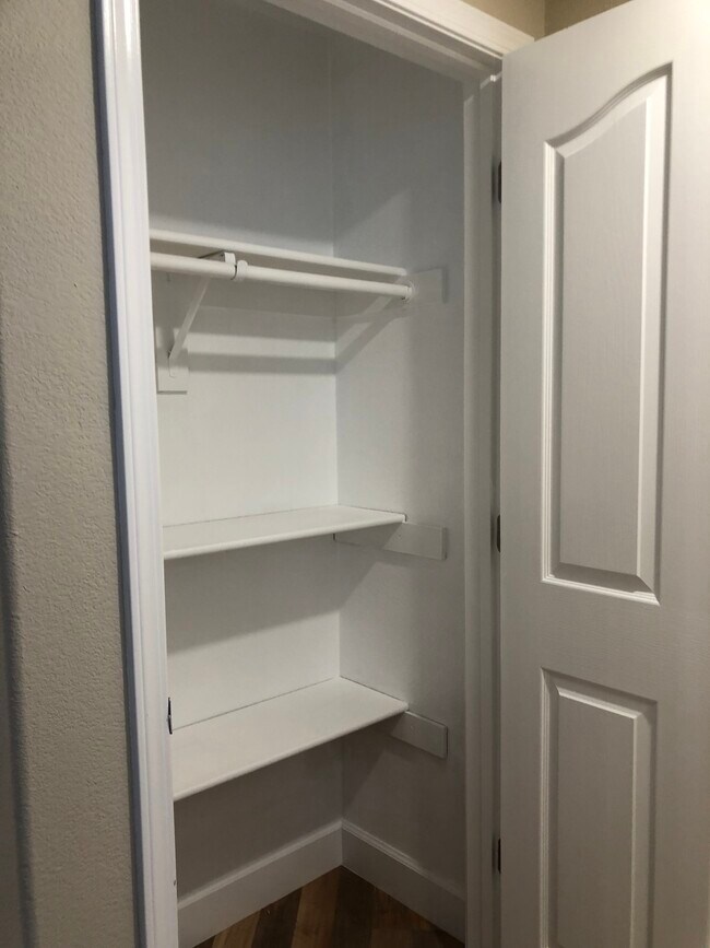 Building Photo - 1120 Karby Ter