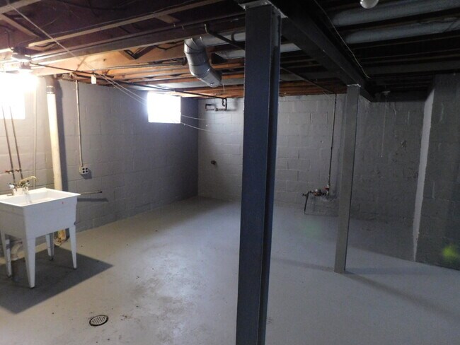 Building Photo - Move In Ready Brick Ranch