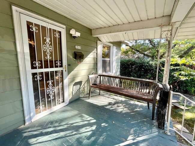 Building Photo - 2+ Bed / 1 Bath Charming House (with basement) in Sellwood