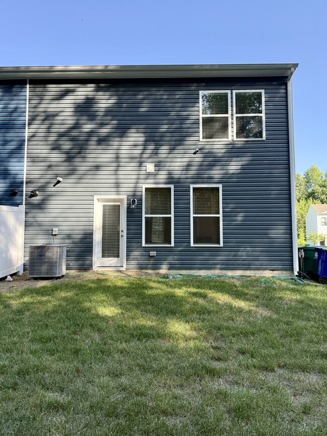 Building Photo - 315 Currant Cir