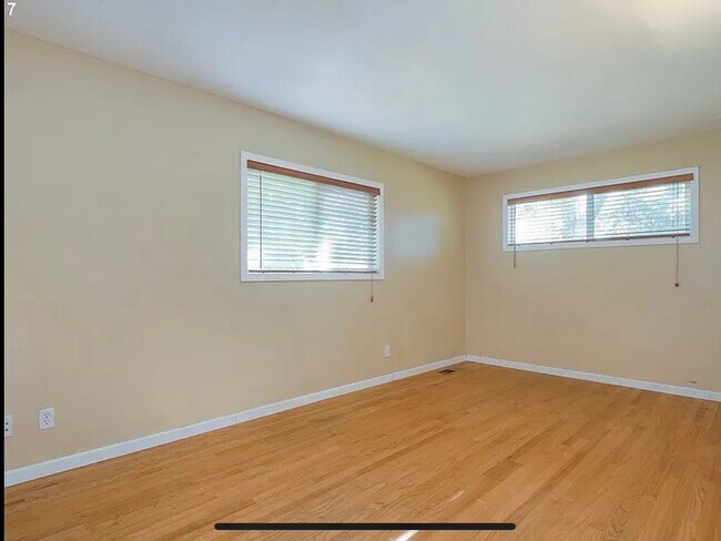 Building Photo - 1005 NE Newall Rd