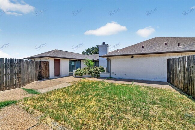 Building Photo - 4900 Ledgestone Dr