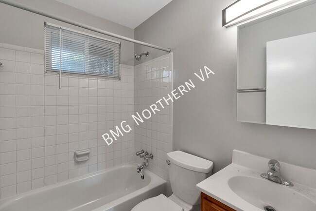 Building Photo - 5207 Gainsborough Dr