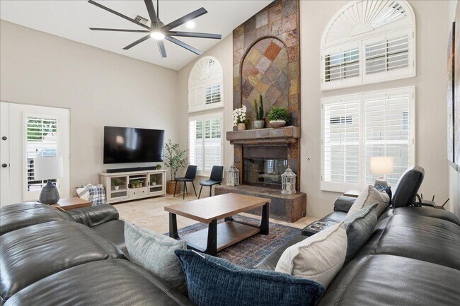 Building Photo - 1909 E Coral Tree Dr