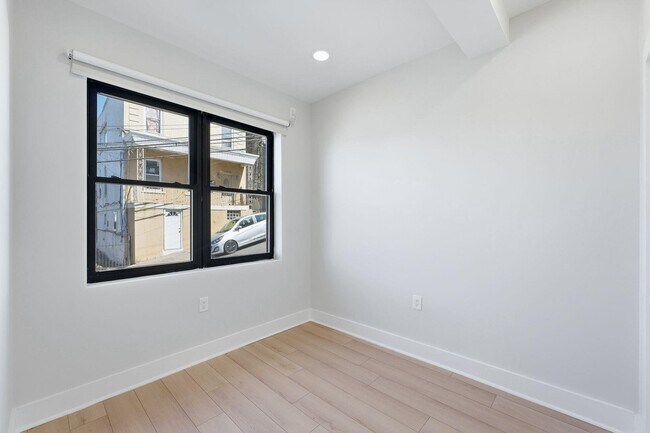 Building Photo - 1205 Hillside Pl