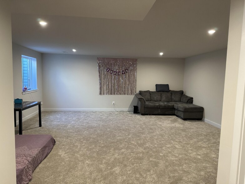 Building Photo - 402 Tree Of Heaven Way